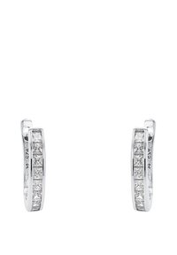 Paio di orecchini a cerchio in argento, ciascuno decorato con cinque gemme trasparenti a taglio quadrato in una montatura a canale.