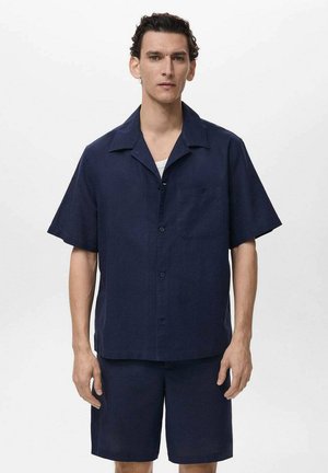 Camicia a maniche corte blu scuro con colletto classico, taschino sul petto e pantaloni abbinati, realizzata in un tessuto leggero.