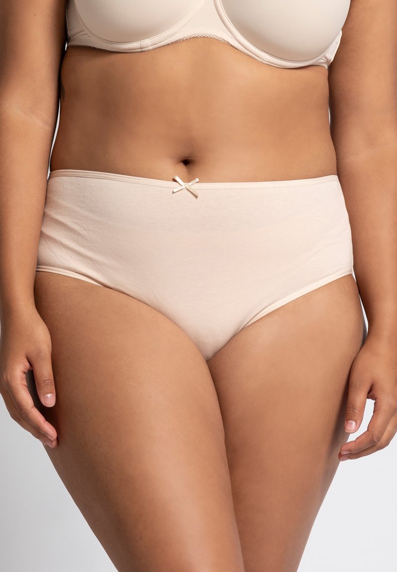 Beige, hochgeschnittene Unterwäsche aus weichem, dehnbarem Stoff. Verfügt über eine glatte Textur und eine kleine dekorative Schleife am vorderen Bund.