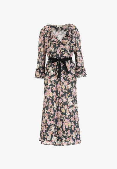 Robe longue noire à fleurs roses et blanches, avec un col et des manches à volants, et une ceinture noire à nouer à la taille.