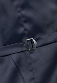 Navy-Stoff mit glatter Textur, mit einer rechteckigen Metallschnalle in der Mitte, die dem Design funktionale Details hinzufügt.