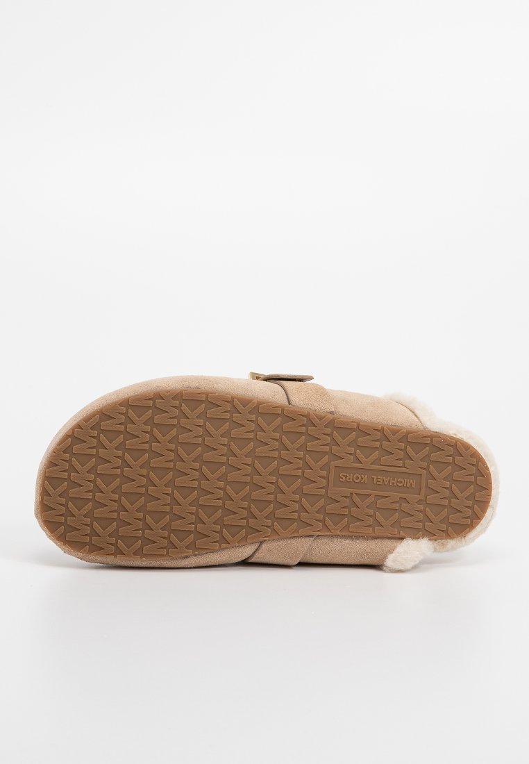 Semelle de chausson beige en peluche avec semelle en caoutchouc à motif répétitif "MK" et logo "Michael Kors" au centre.