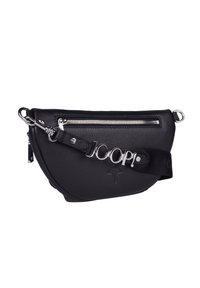 Borsa a tracolla in pelle nera con forma curva, hardware argentato, chiusura con zip e una tracolla con il logo "JOOP!". Finitura testurizzata.