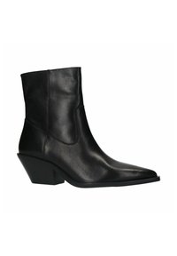 Botte noire en cuir à bout pointu et talon épais. Le design présente une texture lisse et des coutures minimales.