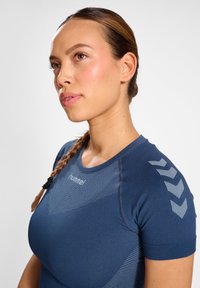 Hummel FIRST SEAMLESS - Unterhemd/-shirt - vintage indigo