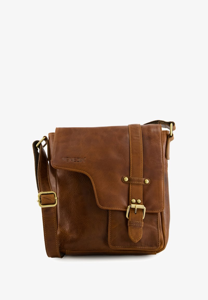 Hnědá kožená taška přes rameno s klopovým uzávěrem, nastavitelného popruhem, kovovými sponami a texturovaným povrchem s jemným logem.