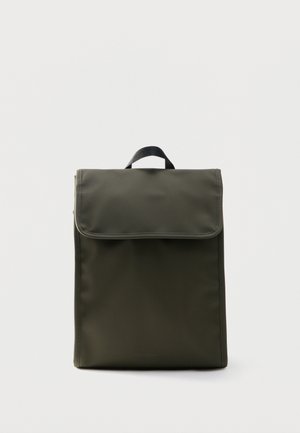 Rucsac dreptunghiular verde închis cu închidere cu clapetă superioară și mâner negru, pe un fundal alb simplu.