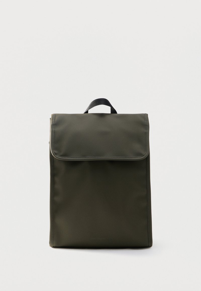 Σκούρο πράσινο ορθογώνιο σακίδιο με κλείσιμο με επικάλυψη στην κορυφή και μαύρη λαβή σε απλό λευκό φόντο.