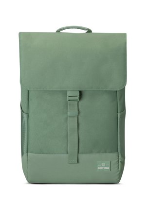 Zielony prostokątny plecak z górną klapą, przednim paskiem z klamrą, bocznymi kieszeniami oraz małą metką „Johnny Urban” w dolnym rogu.