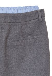 Graue Wollhose mit elastischem blauen Bund und einer einzigen Paspeltasche auf der Rückseite, die Details der Gürtelschlaufen zeigt.
