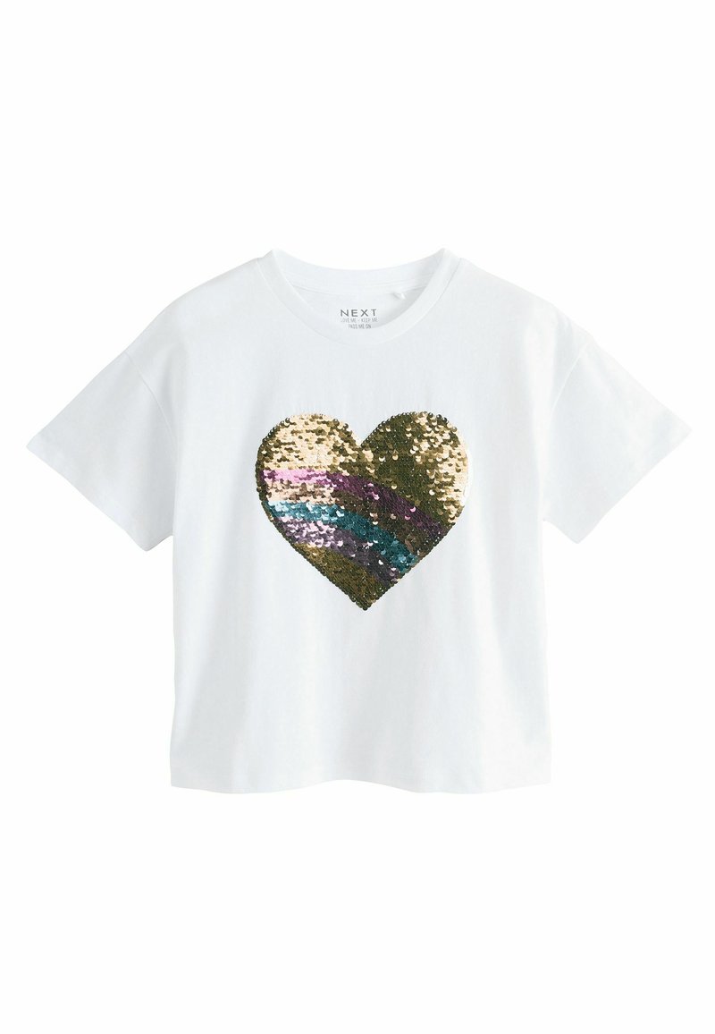 Weißes T-Shirt mit kurzen Ärmeln, das ein großes Herzdesign aus goldenen und bunten Pailletten auf der Vorderseite zeigt. Aus weichem Baumwollstoff, lässige Passform.