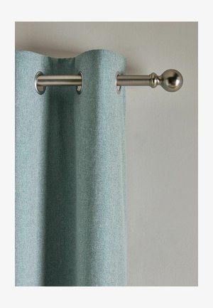 Hellblauer Vorhang, der an einer silbernen Metallstange mit dekorativem Kugelknauf vor einer schlichten beigen Wand hängt.