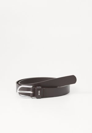 Cintura in pelle marrone scuro con fibbia in metallo color argento, caratterizzata da una texture liscia e un logo discreto vicino alla fibbia.