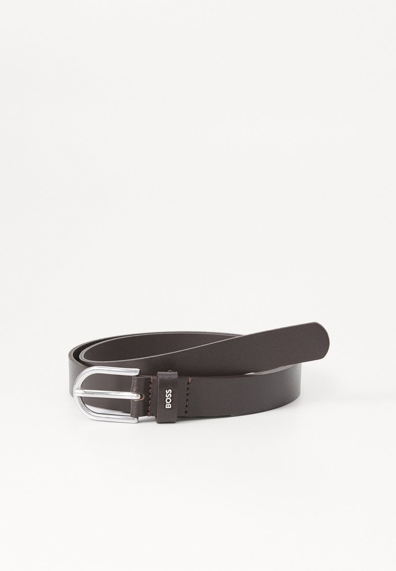 Tmavohnedý kožený opasok so striebornou kovovou sponou, s hladkým povrchom a jemným logom v blízkosti spony.
