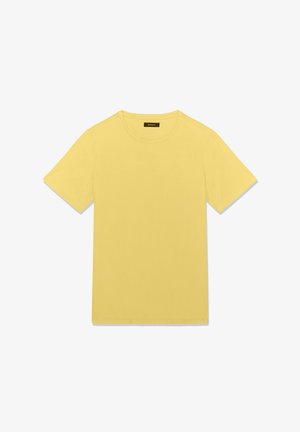 Trumpomis rankovėmis medvilniniai marškinėliai su apvalia iškirpte pastelinės geltonos spalvos, išdėstyti lygiu paviršiumi be matomų raštų ar logotipų.