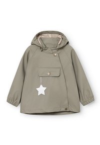 Imperméable à capuche pour enfants de couleur vert olive avec poche à rabat à l'avant, boutons-pression, poignets élastiques et une étiquette en forme d'étoile à suspendre.