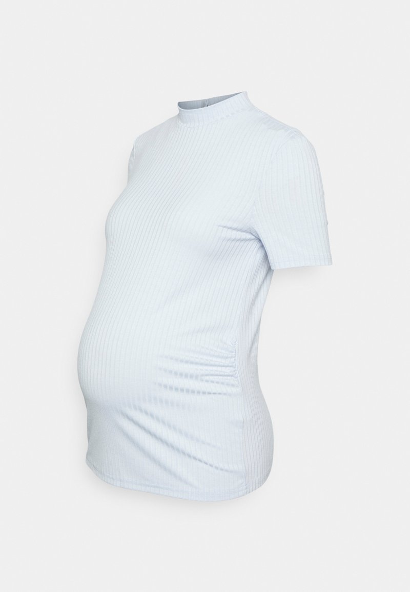 Top de maternidade azul claro canelado com mangas curtas, gola alta e detalhe lateral franzido para alongar e conforto. Textura suave.