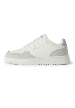 Witte en lichtgrijze sneaker met paarse hielstuk, vetersluiting en gestructureerde zool, weergegeven vanaf de buitenkant op een witte achtergrond.