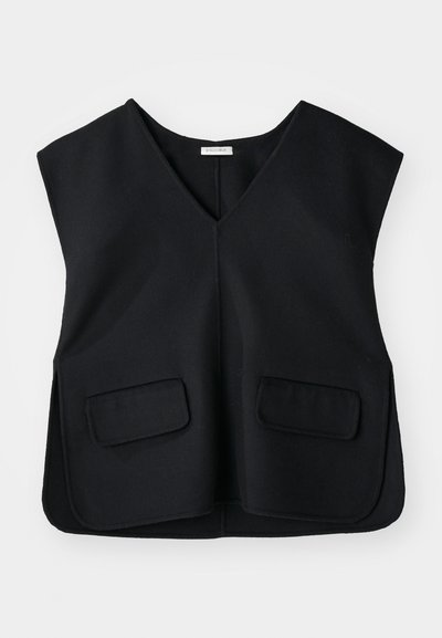 Gilet nero senza maniche con design a V, realizzato in un tessuto testurizzato. Presenta due tasche frontali e un orlo dritto.