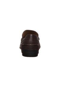 Chaussure en cuir marron avec un talon bas, détails cousus sur la tige et semelle extérieure en caoutchouc noir arborant le logo GEOX. Design à dos fermé.