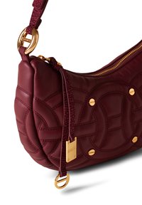 Borsa a spalla in pelle bordeaux con design trapuntato, accents in hardware dorato e tracolla intrecciata. Dotata di chiusura con zip e etichetta con il marchio.