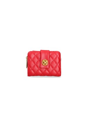 Portafoglio in pelle rossa trapuntata con una chiusura in metallo dorato e forma rettangolare. Presenta una superficie liscia e un design compatto.