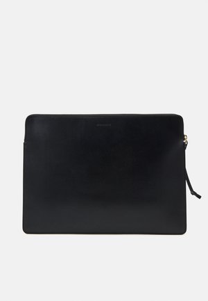 Zwarte leren laptop sleeve met een soepele textuur, voorzien van een ritssluiting en een klein labeldetail. Rechthoekige vorm met afgeronde hoeken.