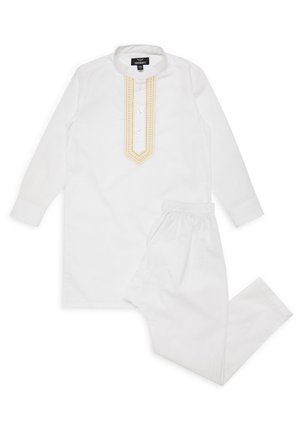 Tenue traditionnelle blanche avec une chemise à col ornée de détails brodés jaunes et un pantalon à taille élastique assorti. Texture douce.
