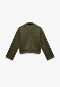 Olivgrüne Kunstlederjacke im kurzen Schnitt, mit glatter Textur, weitem Kragen und langen Ärmeln, mit einer Nahtdetail auf der Rückseite.