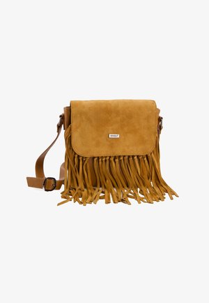 Braune Wildleder-Crossbody-Tasche mit Fransenverzierung, rechteckigem Klappenverschluss, verstellbarem Tragegurt und kleinem silbernen Logo auf der Vorderseite.