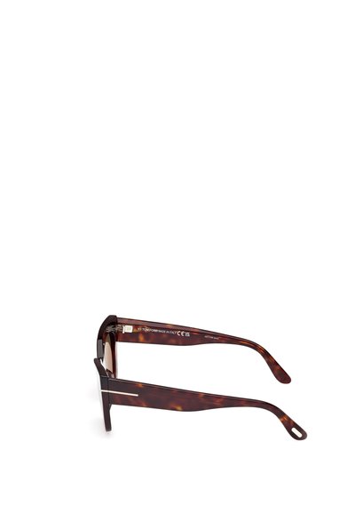 Gafas de sol de carey con montura cuadrada, que presentan un acabado brillante y acentos metálicos en las varillas. Modelo etiquetado como "Tom Ford."