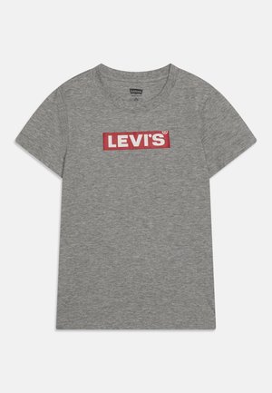 T-shirt gris à manches courtes avec col rond et logo rectangulaire rouge avec l'inscription "LEVI'S" en lettres blanches sur la poitrine.