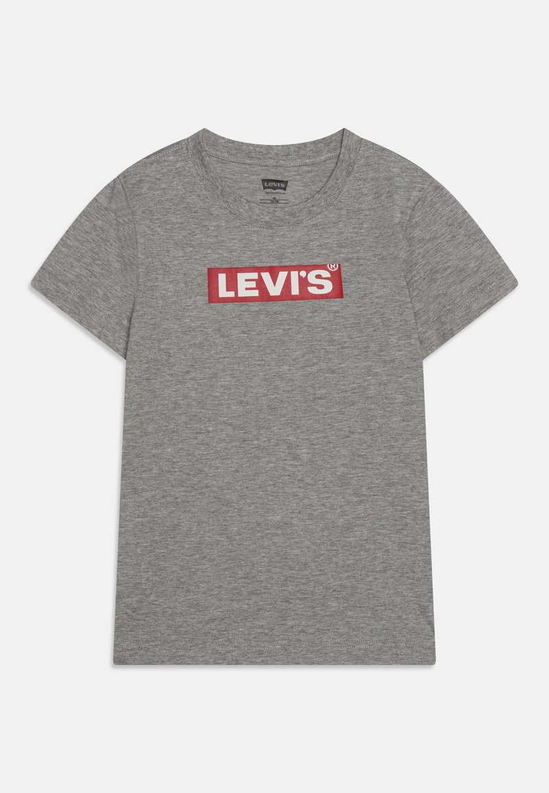 T-shirt gris à manches courtes avec col rond et logo rectangulaire rouge avec l'inscription "LEVI'S" en lettres blanches sur la poitrine.
