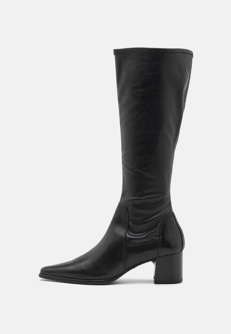 Botte noire en cuir, montant jusqu'au genou, avec un bout pointu et un talon carré. Elle présente une texture lisse et des détails de couture minimalistes le long de la couture.