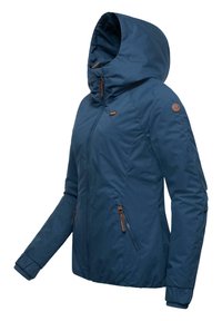 Blauwe hoodie-jack gemaakt van glad, geïsoleerd materiaal. Heeft ritszakken en bruine accenten. De manchetten zijn elastisch voor een goede pasvorm.