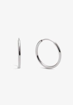 Srebrne naušnice u obliku prstena s glatkom, poliranom površinom. Okrogli oblik s tankim profilom i sigurnim kopčanjem za zatvaranje.