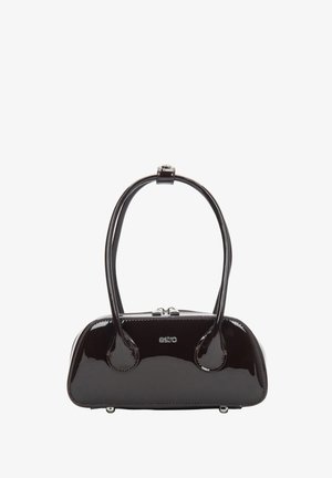 Geantă din piele lacuită neagră, lucioasă, cu două mânere, fermoar argintiu și logo mic „estro” în față.