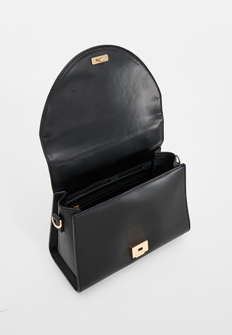 Schwarze Lederhandtasche mit einer abgerundeten Klappe, goldenen Beschlägen und mehreren Innenfächern zur Organisation. Glatte Textur, strukturierte Form.