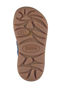 Braune Gummisohle mit strukturiertem Grip-Muster, mit "Richter"-Markenname und der Größe "21" auf der Oberfläche geprägt.