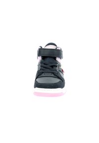 Zapatilla alta negra y rosa hecha de cuero y malla, con una correa de velcro, cordones texturizados y una suela de goma con un acento rosa.