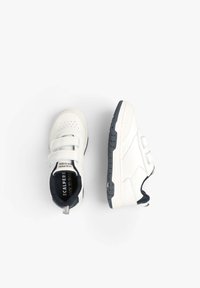 Weiße Sneaker mit einer glatten Lederoberfläche, ausgestattet mit Klettverschlüssen, einem marineblauen Akzent an der Ferse und einer strukturierten gummisohle in Schwarz.