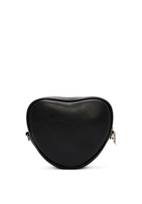 Borsa a forma di cuore in pelle nera con una texture liscia e chiusura con zip, dotata di hardware in argento e un design pulito e moderno.