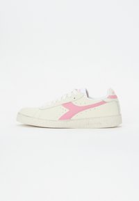 Baskets blanches à surface texturée, avec un logo lat�éral rose et des accents. Le design comprend des lacets blancs et une semelle en caoutchouc.
