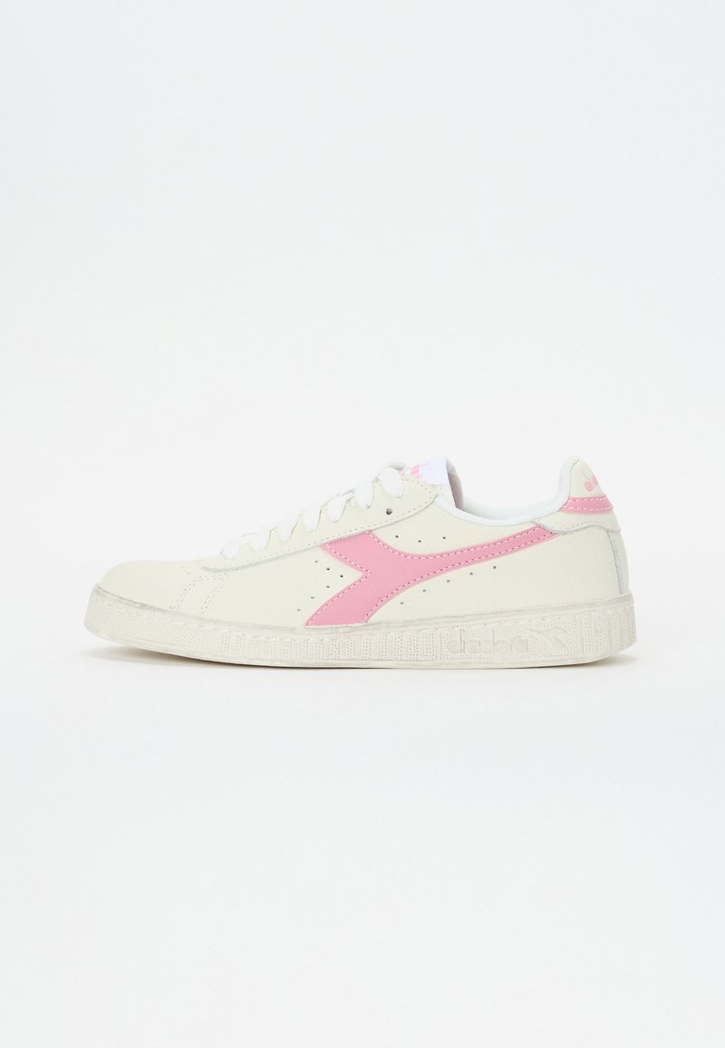 Baskets blanches à surface texturée, avec un logo latéral rose et des accents. Le design comprend des lacets blancs et une semelle en caoutchouc.