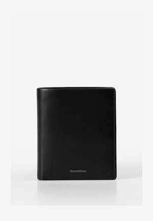 Zwarte leren portemonnee met een gladde textuur, rechthoekige vorm, subtiele stiksels en een zilveren logoplaat aan de onderkant.