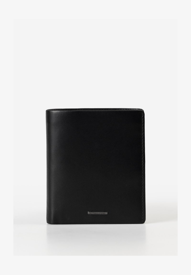 Portafoglio in pelle nera con una texture liscia, forma rettangolare, cuciture sottili e una placca con logo argentato nella parte inferiore.