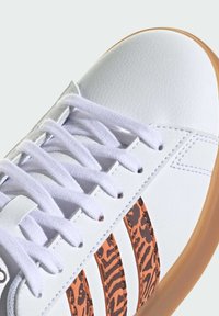 adidas Sportswear GRAND COURT - Sneakers basse - cloud white hazy copper gum