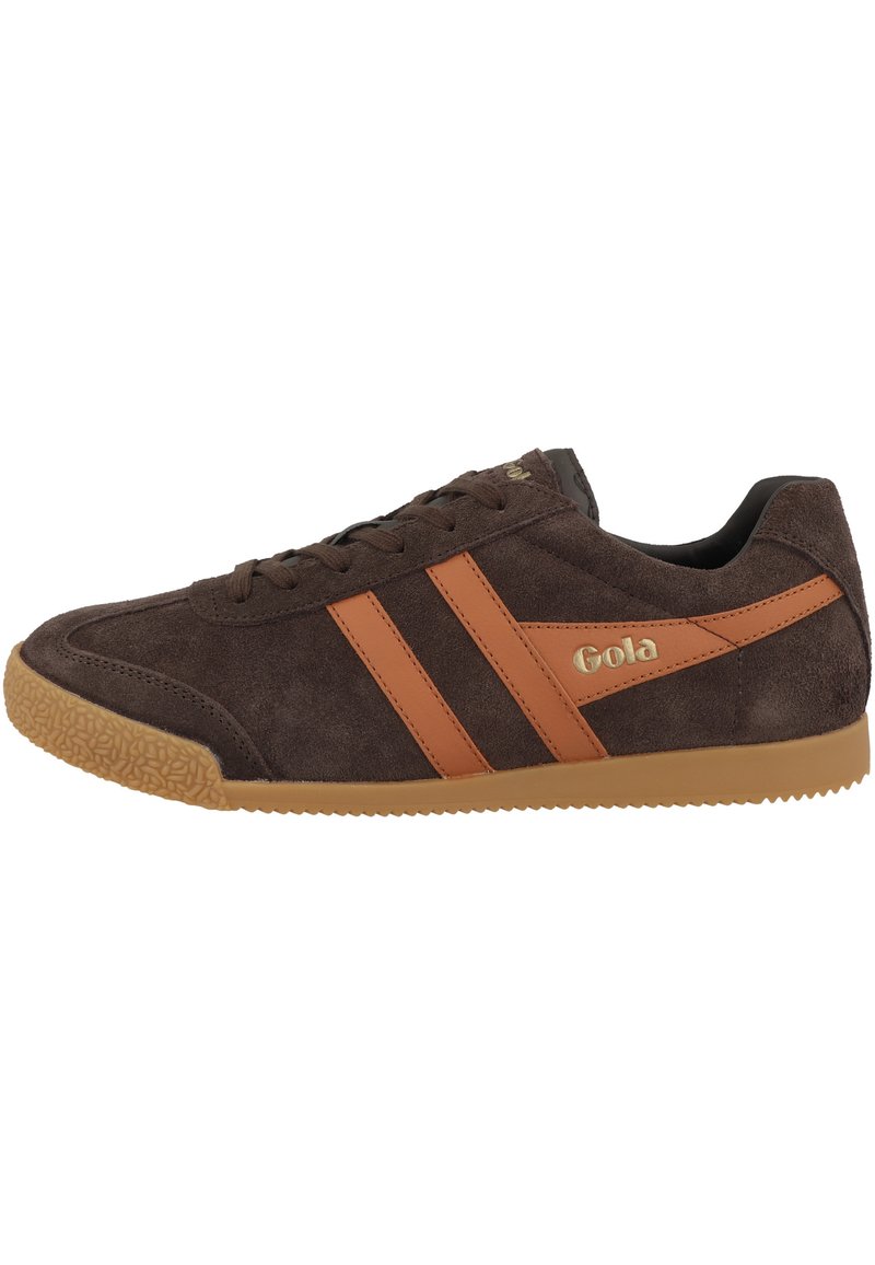 Sneaker in suede marrone con strisce arancioni, logo dorato e suola in gomma caratterizzata da un battistrada testurizzato per grip. Design low-top dallo stile classico.