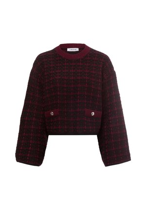 Gekürzter Pullover mit einem strukturierten Strickmuster in Dunkelrot und Schwarz, mit weiten Ärmeln und zwei vorderen Taschen mit silbernen Knöpfen.