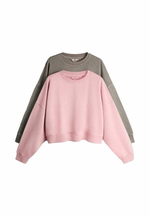 Zwei Crewneck-Sweatshirts, eines in Rosa und eines in Grau, flach ausgelegt, wobei das rosa Sweatshirt vorne liegt und das graue überlappt.
